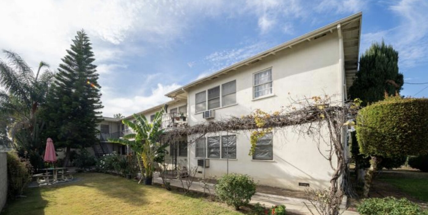 13508 Victory Blvd in Van Nuys, CA - Building Photo