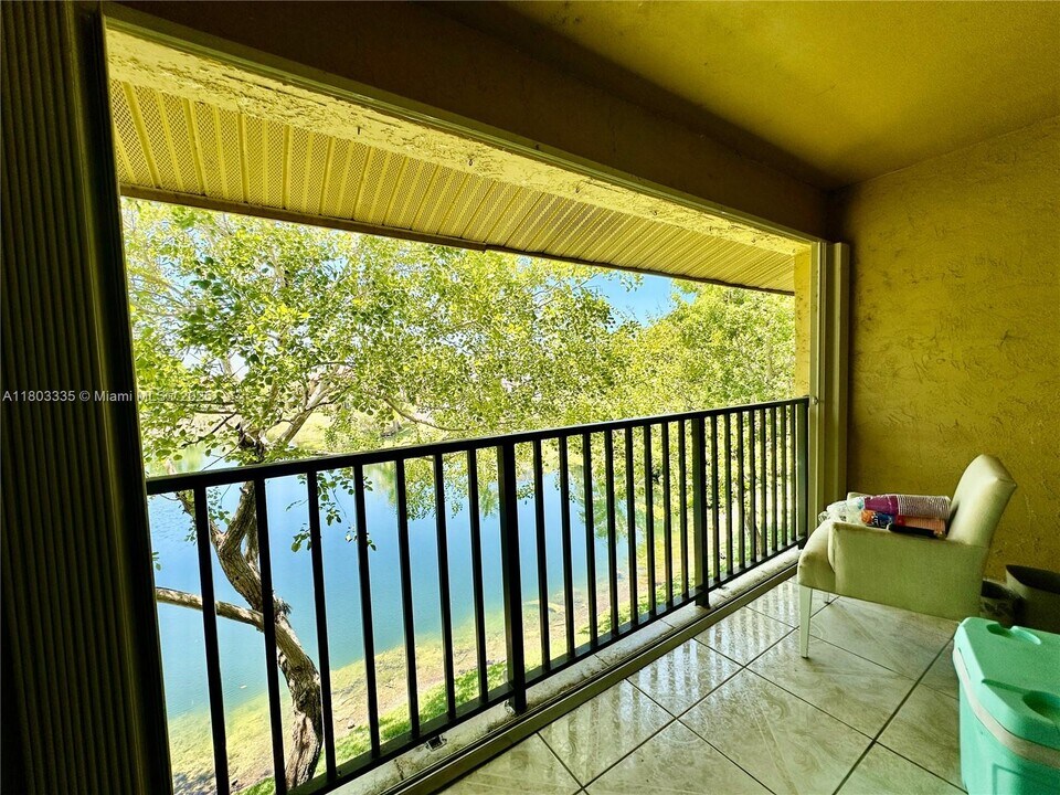 15430 SW 82nd Ln, Unit 633 in Miami, FL - Building Photo