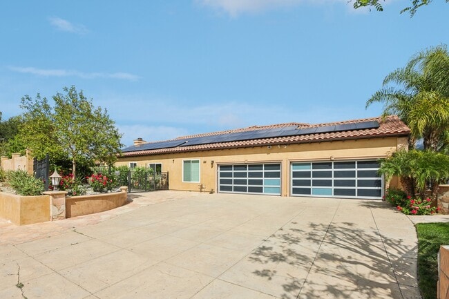 27048 Triumph Ave in Santa Clarita, CA - Foto de edificio - Building Photo