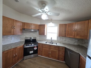 8513 Redbay Ct in Port St. Lucie, FL - Foto de edificio - Building Photo