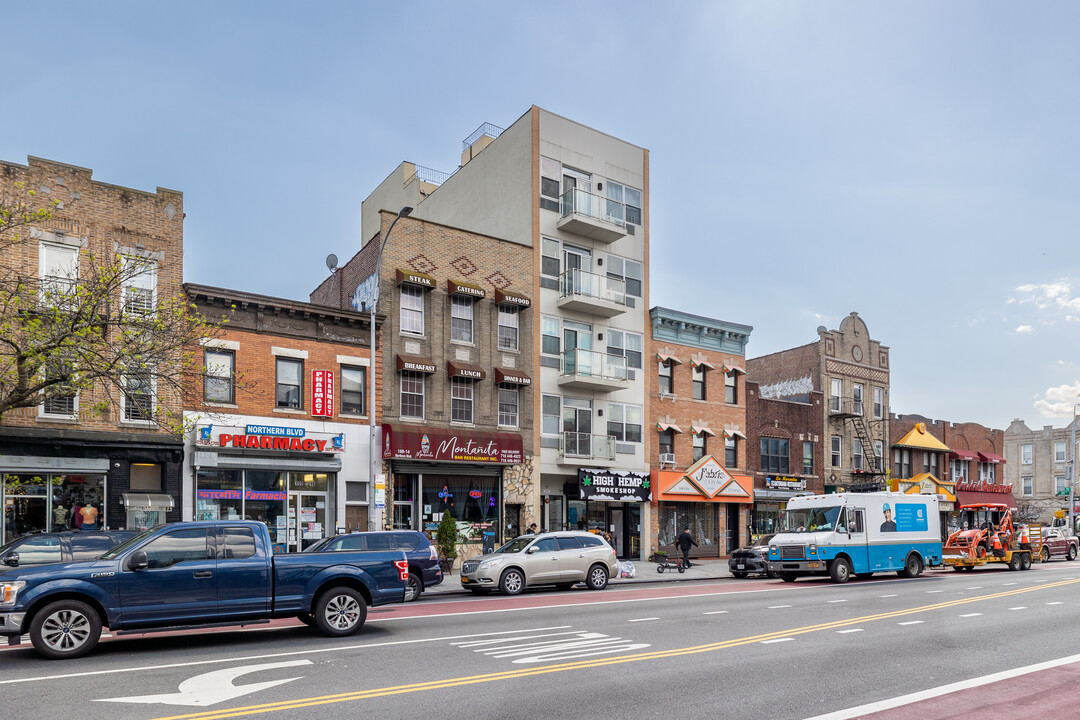 100-12 Northern Blvd in Corona, NY - Foto de edificio