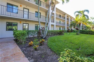 5733 Deauville Cir in Naples, FL - Foto de edificio - Building Photo