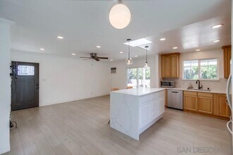 5068 Baxter St in San Diego, CA - Foto de edificio - Building Photo