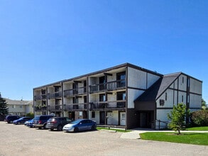 Mainstreet Cochrane Apartments in Cochrane, AB - Building Photo - Building Photo