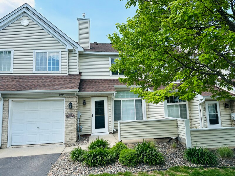 15313 Greenhaven Ln in Burnsville, MN - Building Photo