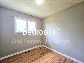 8007-128A 128a Ave NW in Edmonton, AB - Building Photo - Building Photo