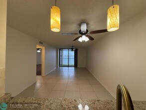 110 Lake Emerald Dr in Oakland Park, FL - Building Photo - Building Photo