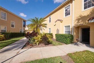 2745 Oakwater Dr in Kissimmee, FL - Building Photo - Building Photo