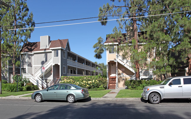 Vassar Carriage House Apartments in Canoga Park, CA - Building Photo - Building Photo