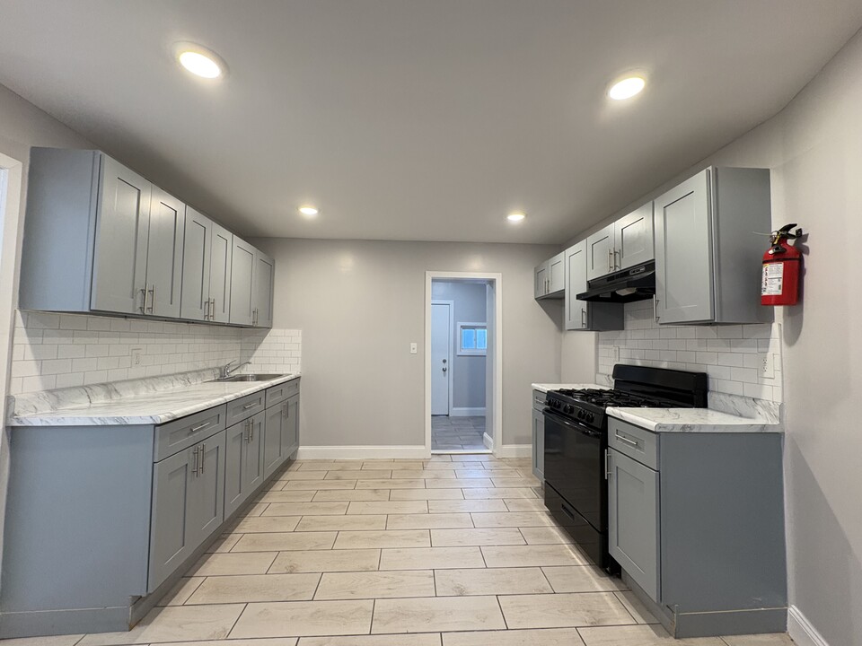 49 Fleming Ave, Unit 3 in Newark, NJ - Building Photo