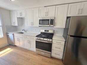 296 Broadway, Unit 2 in Somerville, MA - Foto de edificio - Building Photo