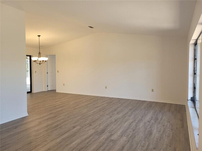 1700 Blue Lake Cir in Punta Gorda, FL - Foto de edificio - Building Photo