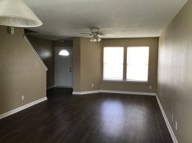 2012 Fullwood Dr in Brownsburg, IN - Foto de edificio - Building Photo