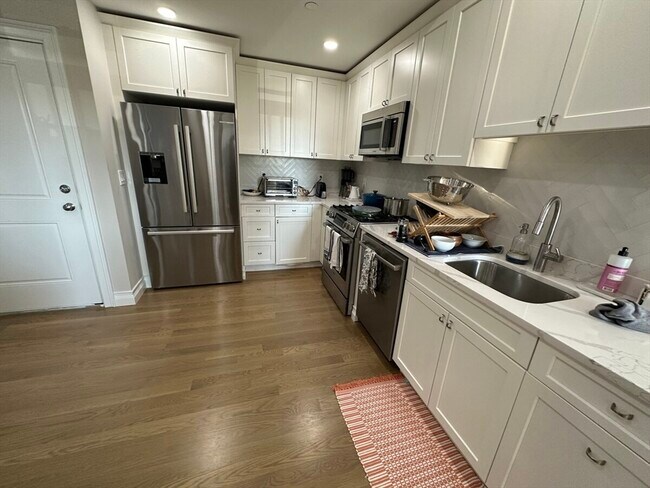 14 Mount Hood Rd, Unit 1 in Boston, MA - Building Photo - Building Photo