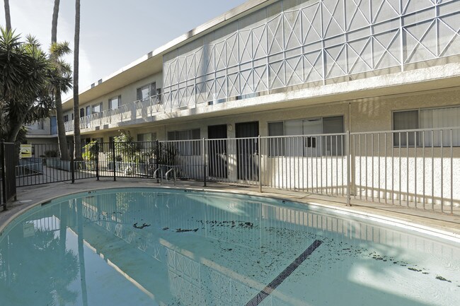 8560 Artesia in Bellflower, CA - Foto de edificio - Building Photo