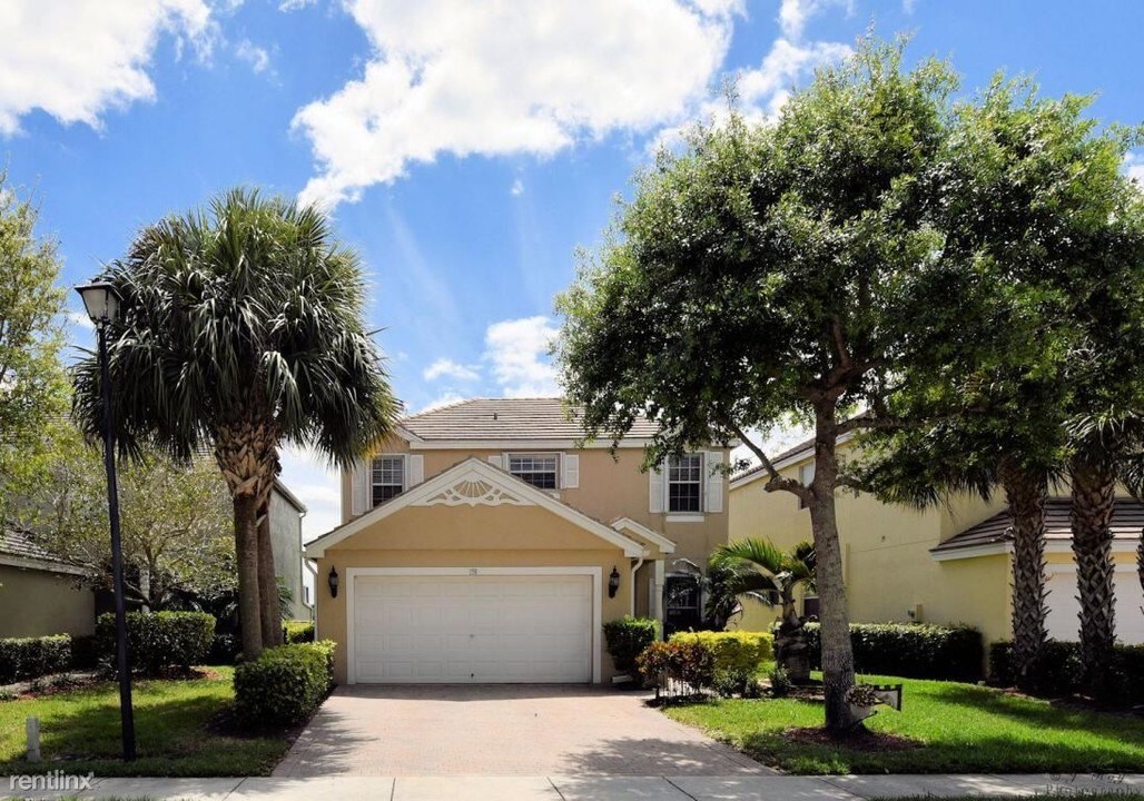 158 Berenger Walk in Royal Palm Beach, FL - Foto de edificio