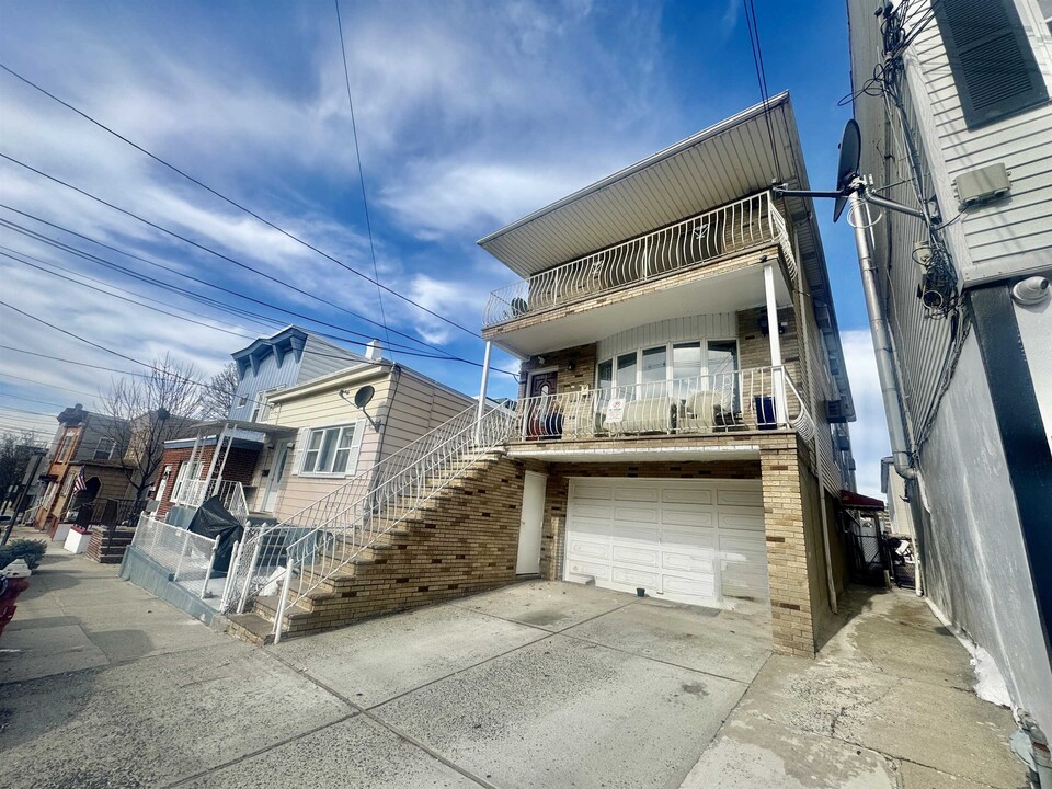 6117 Jefferson St in West New York, NJ - Building Photo