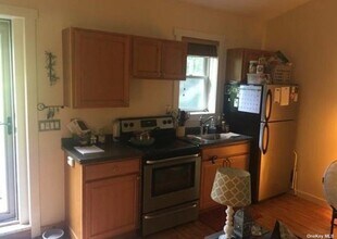 71 Crescent St in Yaphank, NY - Building Photo - Building Photo