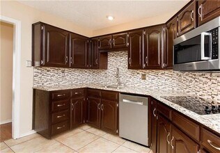 401 Lexington Ln in Euless, TX - Building Photo - Building Photo