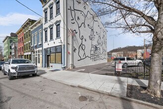 18 W Elder St in Cincinnati, OH - Foto de edificio - Building Photo