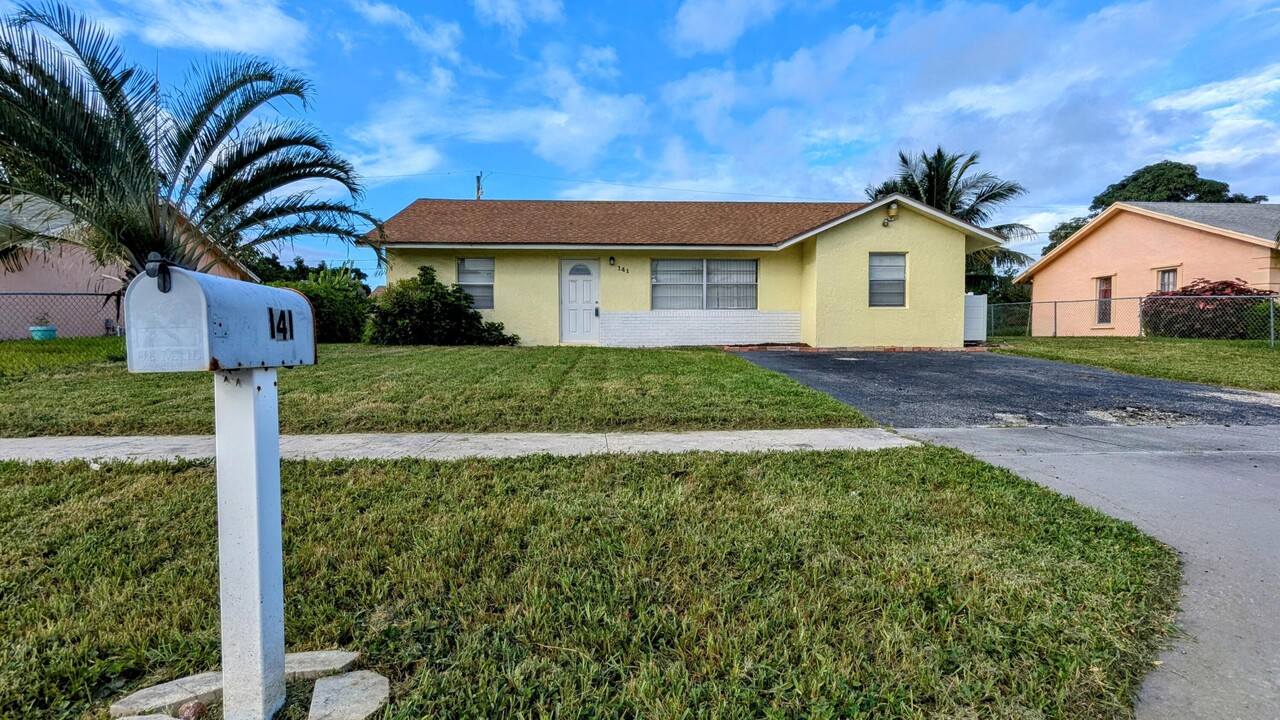 141 NE 17th Ct in Boynton Beach, FL - Building Photo