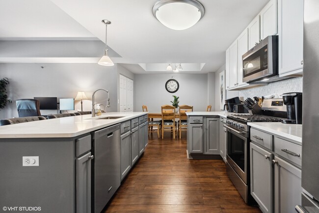 6400 N Northwest Hwy in Chicago, IL - Building Photo - Building Photo