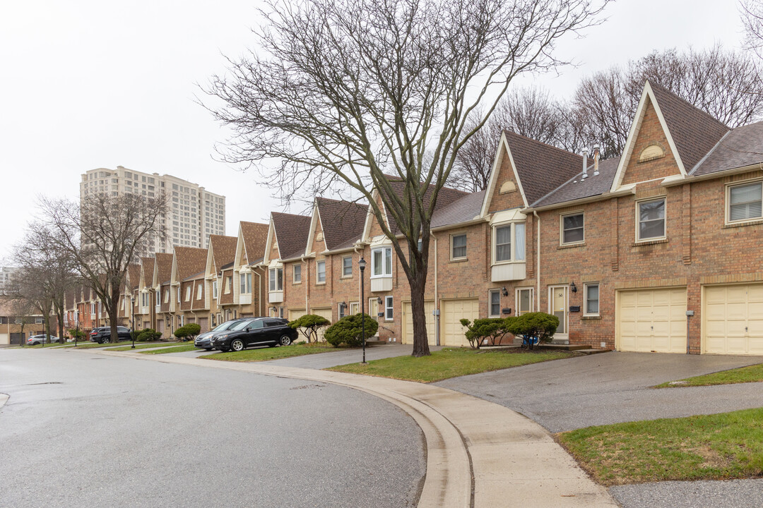 10 Cardwell Av in Toronto, ON - Building Photo