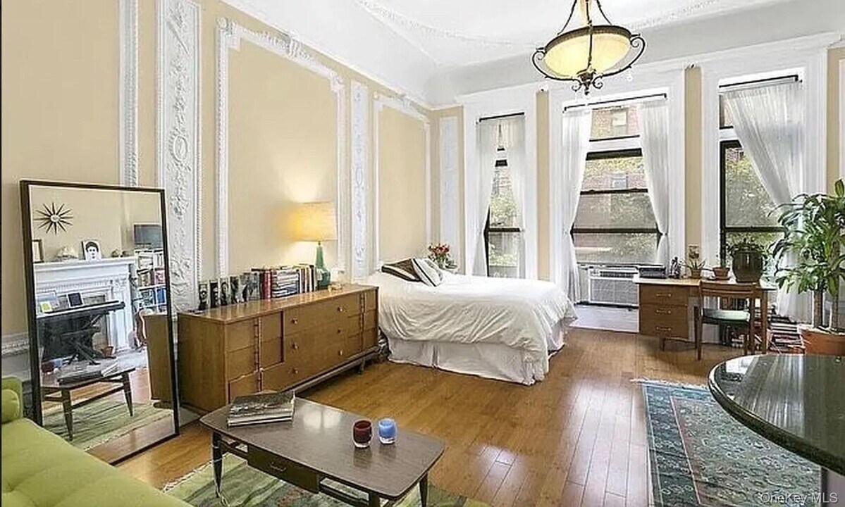 312 W 101st St in New York, NY - Building Photo