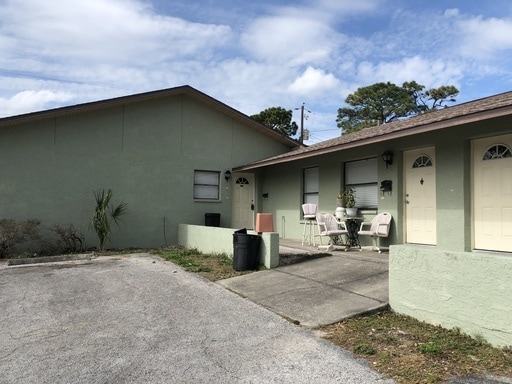 5829 Pine St in New Port Richey, FL - Building Photo