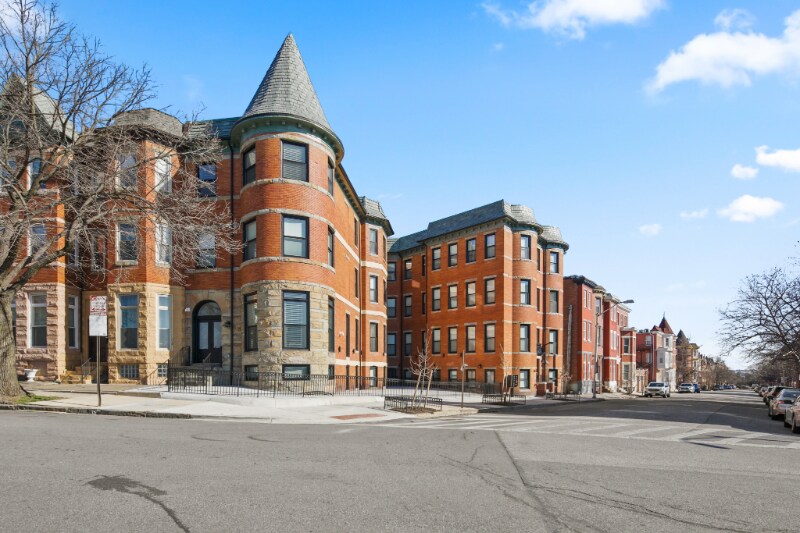 2201 Brookfield Ave in Baltimore, MD - Building Photo