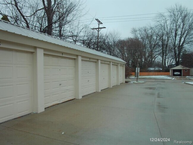 655 N Eton St in Birmingham, MI - Building Photo - Building Photo