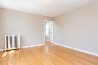 34 Court Park, Unit 3 in West Hartford, CT - Foto de edificio - Building Photo