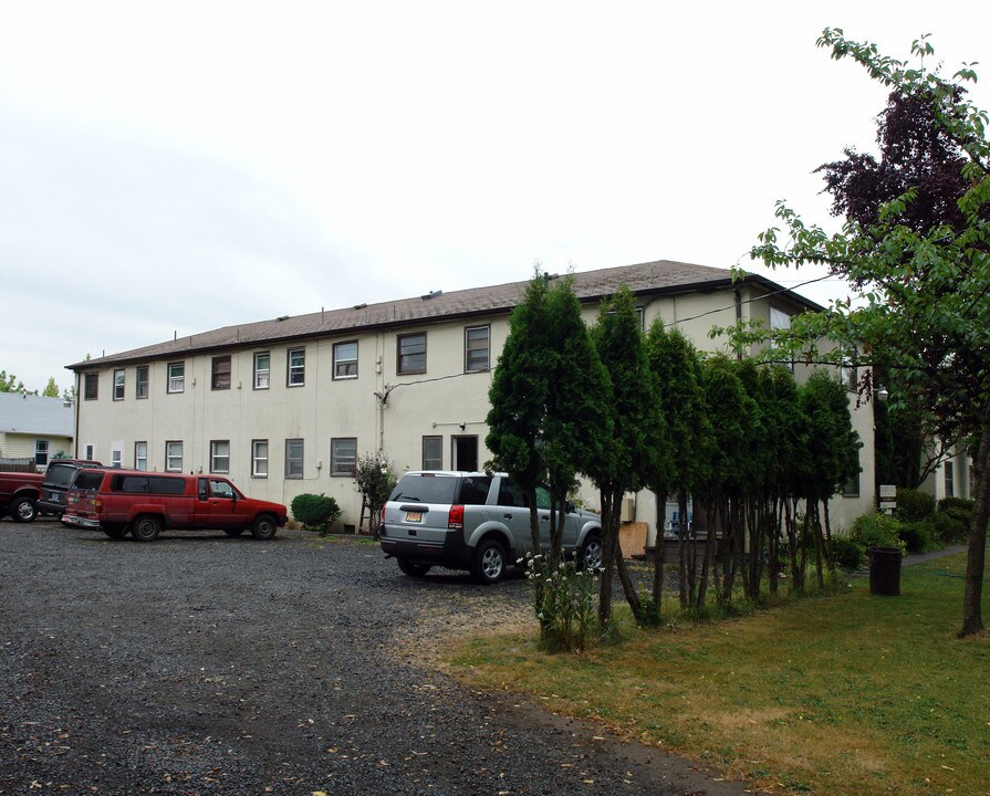 Madison court apartments in Salem, OR - Building Photo