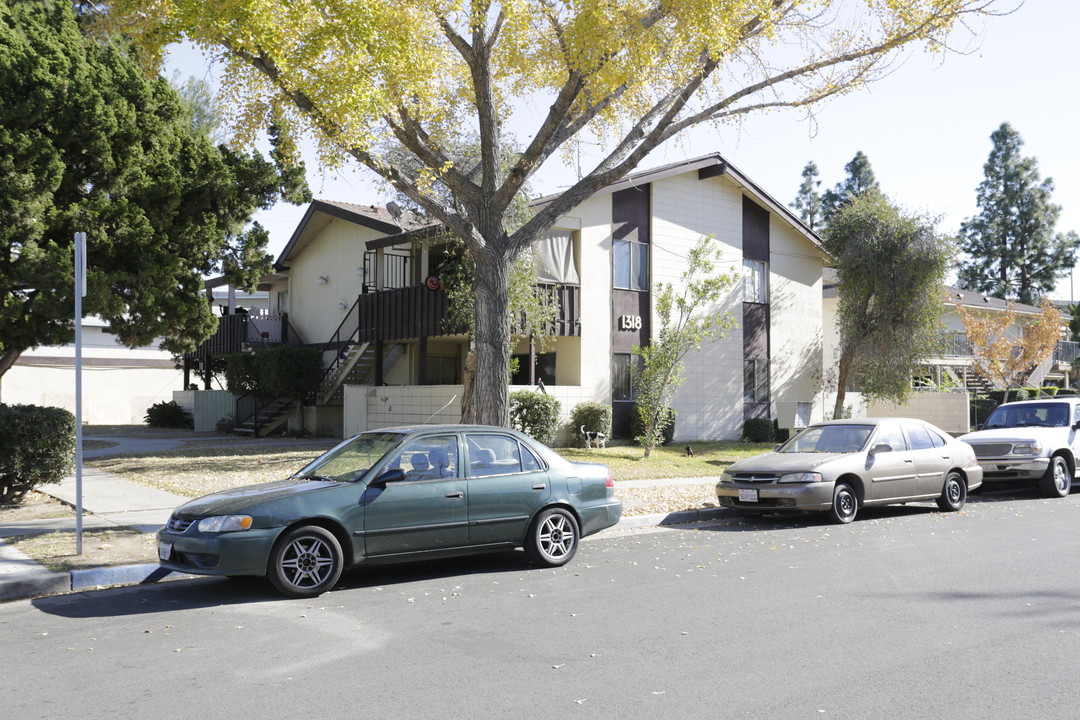 1318 N Fashion Ln in Anaheim, CA - Building Photo