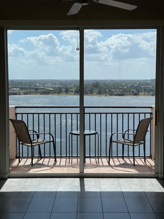 616 Clearwater Park Rd in West Palm Beach, FL - Foto de edificio - Building Photo