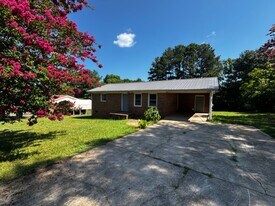 585 Winter Park Dr in Shelby, NC - Building Photo