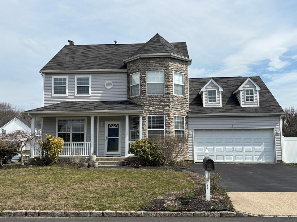 1 Lilac Ln in Holtsville, NY - Building Photo