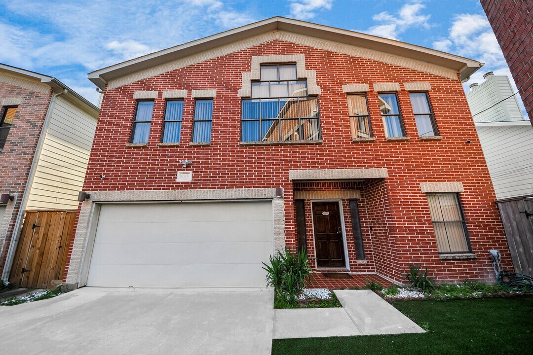 9715 Riddlewood Ln in Houston, TX - Building Photo