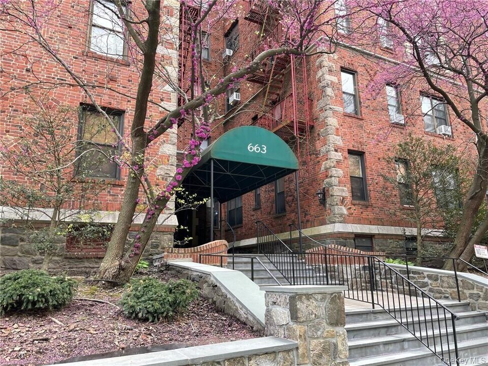663 Locust St in Mount Vernon, NY - Building Photo