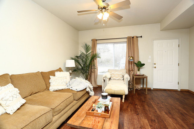 Lake Broadway Townhomes in Columbia, MO - Foto de edificio - Interior Photo