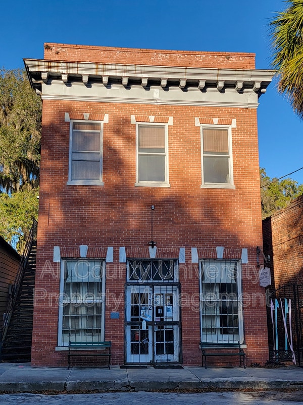 112 NE 1st St in Micanopy, FL - Foto de edificio - Building Photo