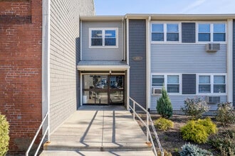 Fairmount Heights in Woonsocket, RI - Foto de edificio - Building Photo