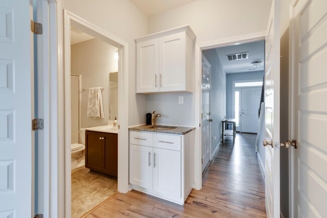 2272 Perennial Cir in Henrico, VA - Foto de edificio - Building Photo