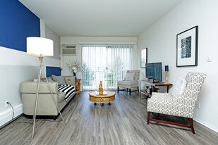 Village Club of Royal Oak in Royal Oak, MI - Building Photo