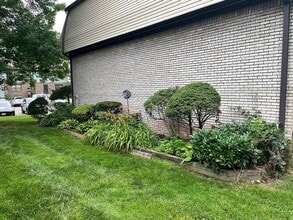 46 Highview Dr in Woodbridge, NJ - Foto de edificio - Building Photo