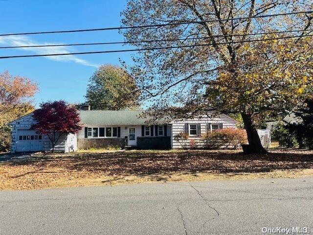 55 Saint Marks Ln in Islip, NY - Building Photo