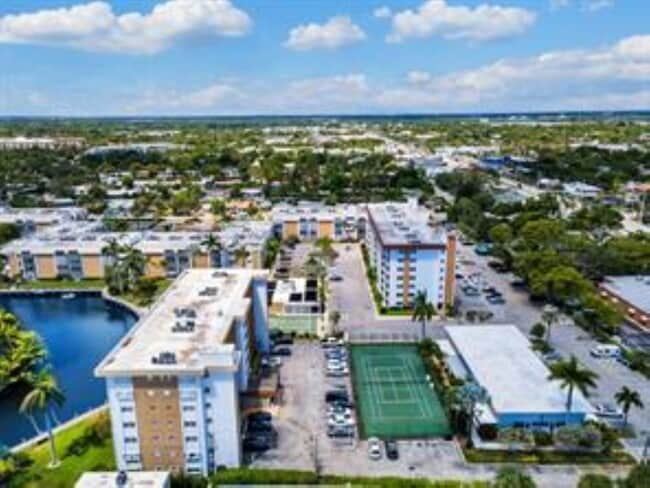 3040 NE 16th Ave, Unit 408 in Oakland Park, FL - Foto de edificio - Building Photo
