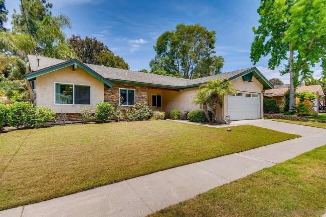 5664 Campanile Way in San Diego, CA - Foto de edificio - Building Photo