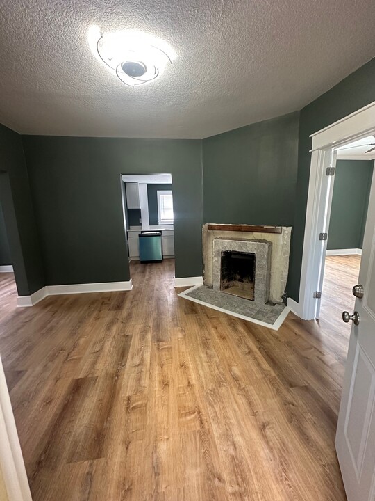 921 Clay St, Unit #1 in Cedar Falls, IA - Building Photo