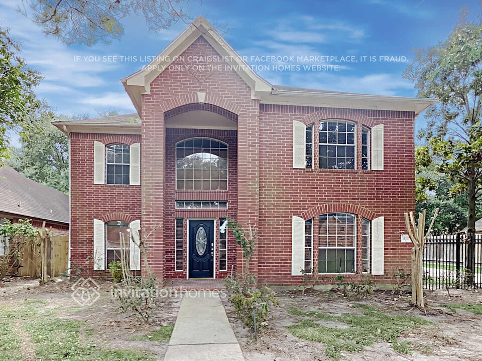 15107 Dawnbrook Dr in Houston, TX - Building Photo